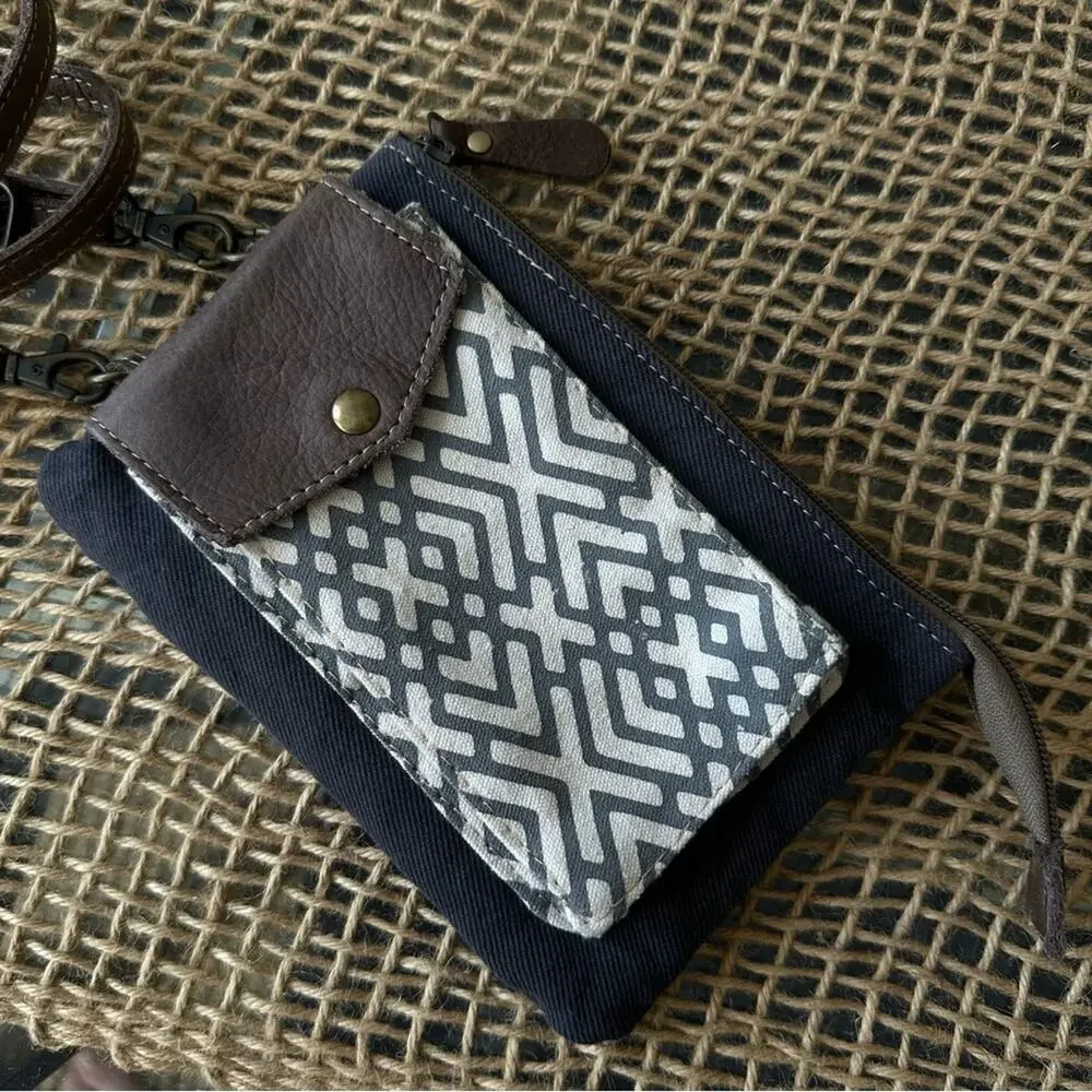NWOT - Myra Bag - X Design Pocket Small Crossbody Black and Cream Patterned - Picture 7 of 14